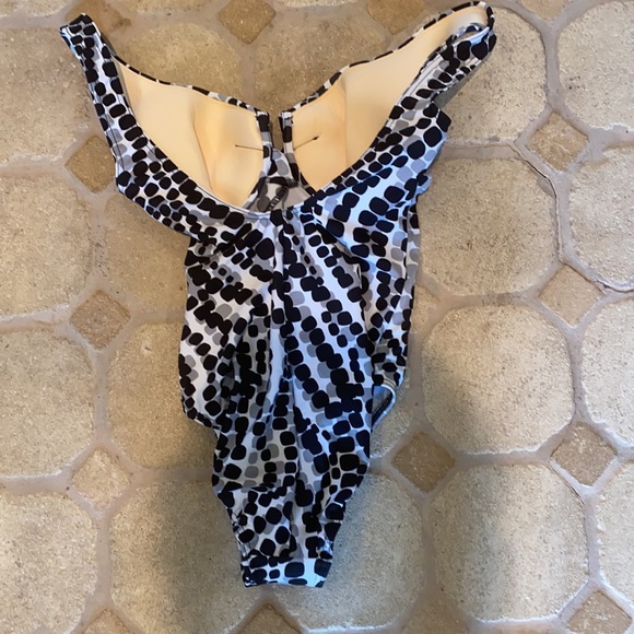 One piece bathing suit worn twice - Picture 5 of 7